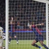 Raphinha ouvre le score et Gregor Kobel comprend que sa soirée va être difficile. KEYSTONE/AP/Emilio Morenatti